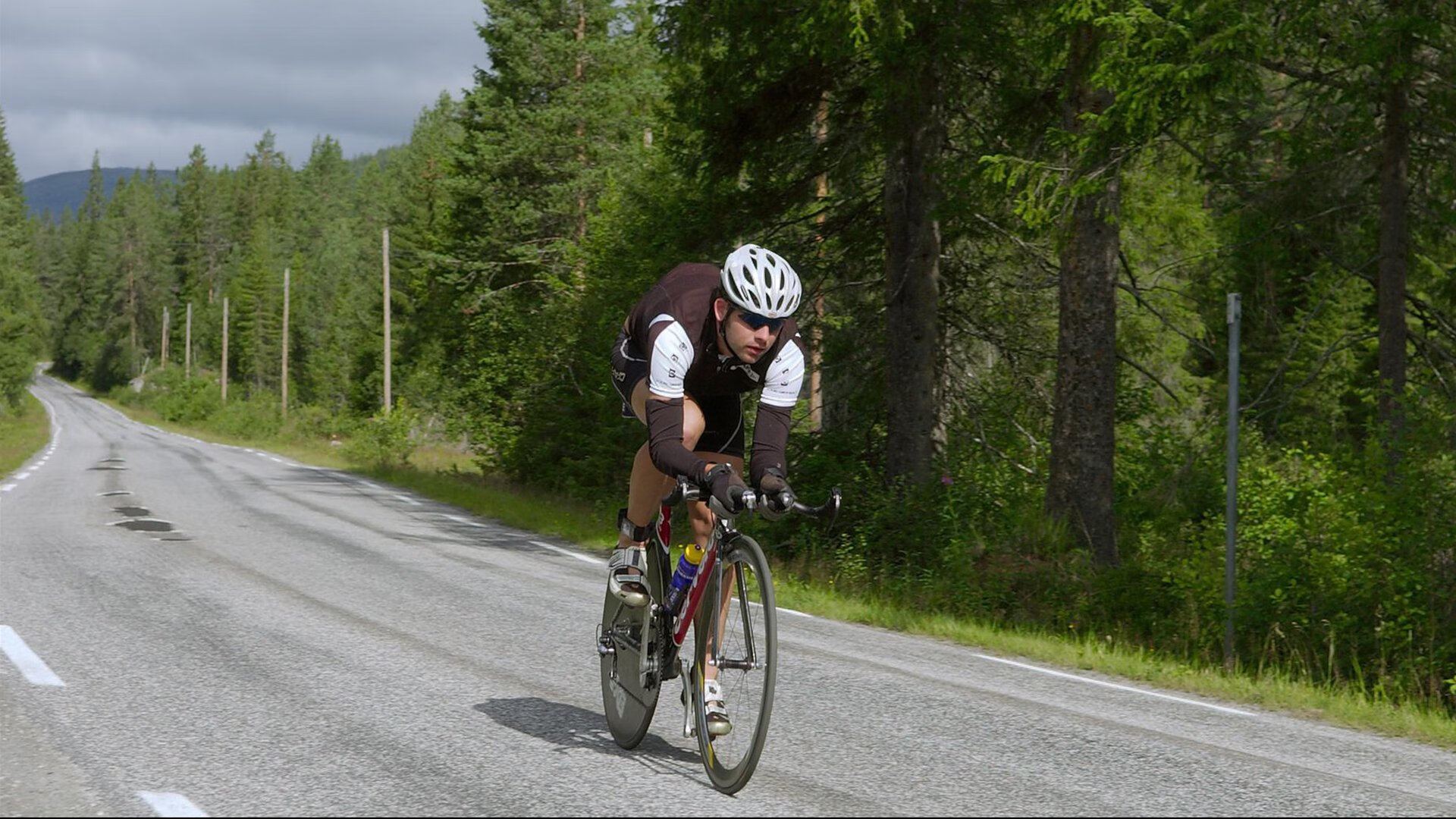 开云APP-乌拉圭队碾压中国，防线崩溃背后的足球鸿沟